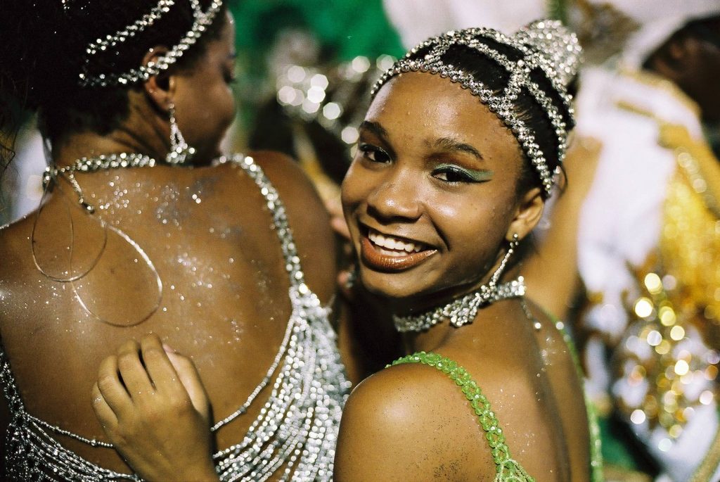 Karneval Rio de Janeiro: Tänzerin lacht in die Kamera